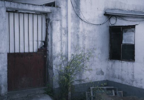 Get rid of strong paint fumes with salt, lemon, and vinegar